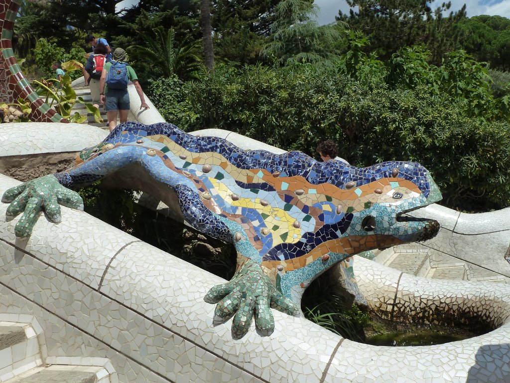 P1120946.JPG -  Park Güell  - The Hypostyle dragon