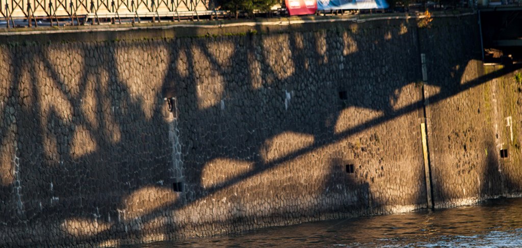 IMG_7496_c.jpg - Shadow of the bridge on the harbour wall. After visiting the chocolate museum in cologne we walked away. When taking a look back I discovered this shadow of the harbour bridge on the wall and thought this might be worth a picture.