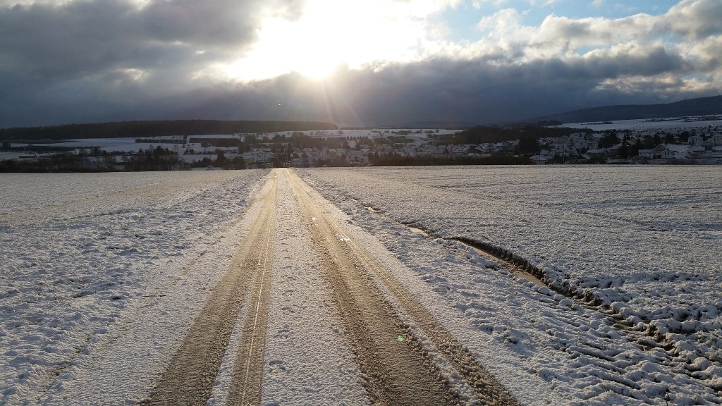 20150130_090751.jpg - Snowy road