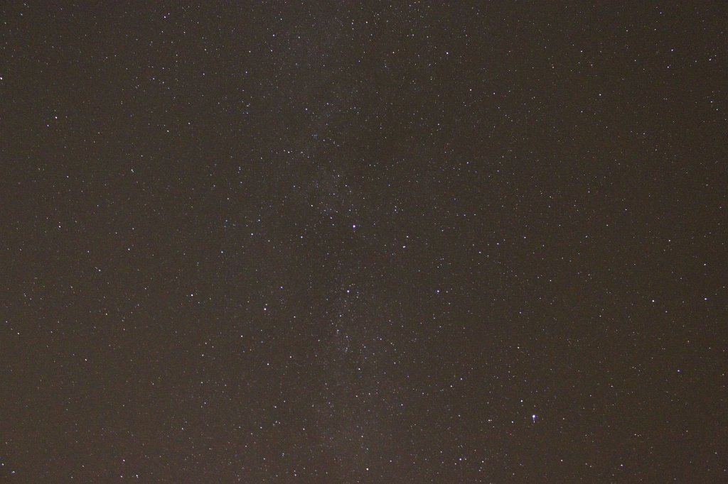 IMG_2885.JPG - Die große Nacht der Sternschnuppen. Klarer Himmel, mitten in der Nacht und kein Stativ. Eine Sternschnuppe gesehen aber keine im Foto eingefangen. Die beste Zeit war auch später zwischen 2 - 4 Uhr.