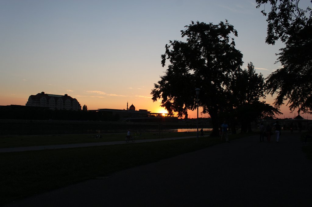 IMG_3266.JPG - Sunset behind  Elbe river  and  International Congress Center   Dresden 