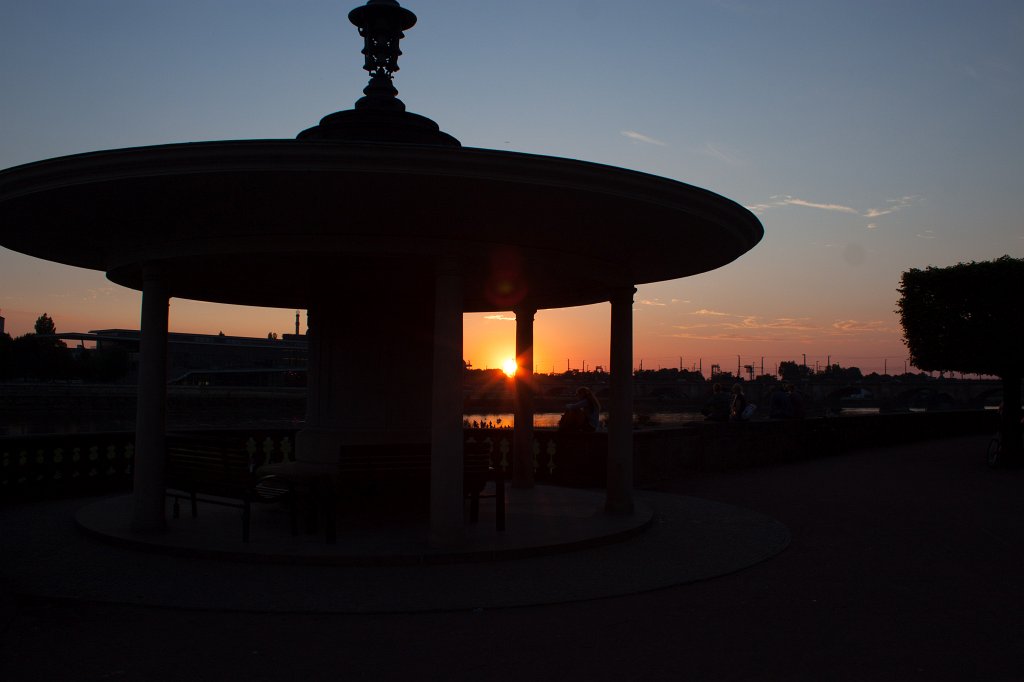IMG_3270_c1.jpg - Sunset behind Glockenspielpavillon and Elbe river