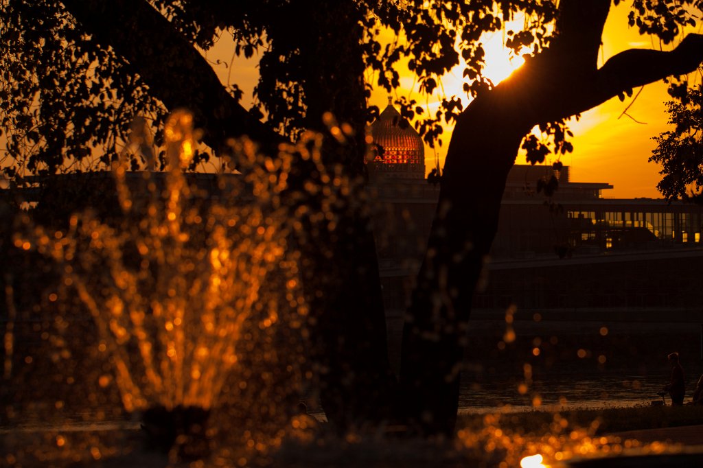 IMG_3560_c.jpg - Fountain at sunset
