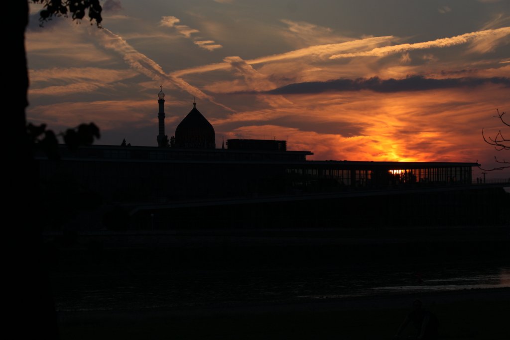 IMG_3593.JPG - Sunset behind  Elbe river  and  International Congress Center   Dresden 