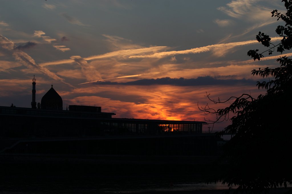 IMG_3595.JPG - Sunset behind  Elbe river  and  International Congress Center   Dresden 