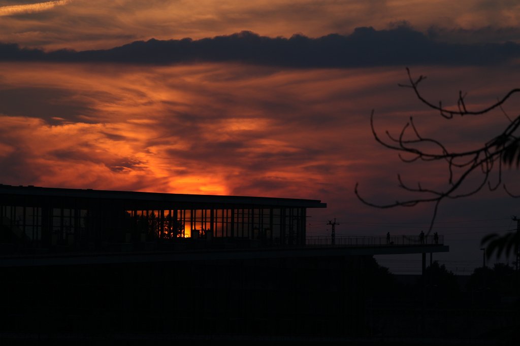 IMG_3602.JPG - Sunset behind  Elbe river  and  International Congress Center   Dresden 