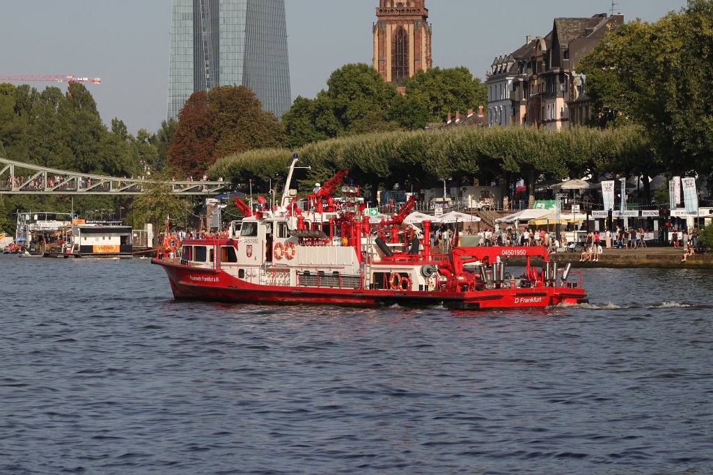 IMG_4166.JPG - The fire department on the  Main river  at the  Museumsuferfest  in  Frankfurt 