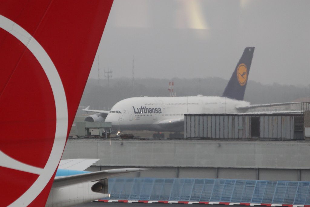 IMG_6626.JPG - Huge Lufthansa A380 coming in