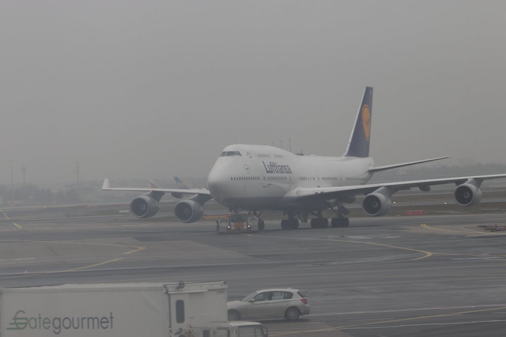 IMG_6651.JPG - Lufthansa Boeing 747 moved to the terminal