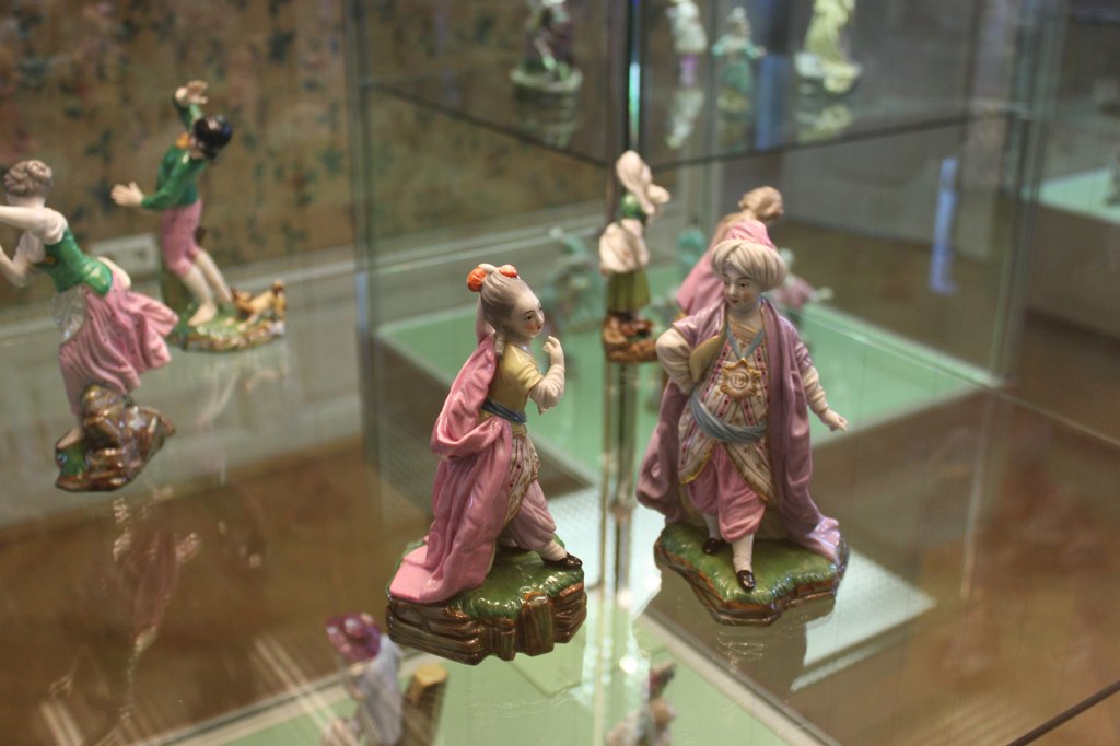 IMG_8796.JPG - Porcelain figurines in the  Bolongaropalast  -  Night of Museums  2016  Frankfurt 