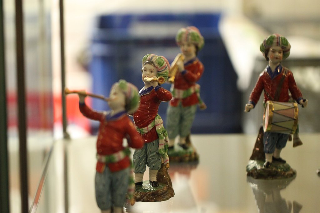 IMG_8876.JPG - Porcelain figurines in the  Bolongaropalast  -  Night of Museums  2016  Frankfurt 