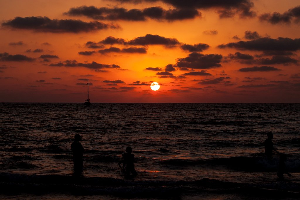 IMG_3163_c1.jpg - Enjoying Herzliya beach at sunset