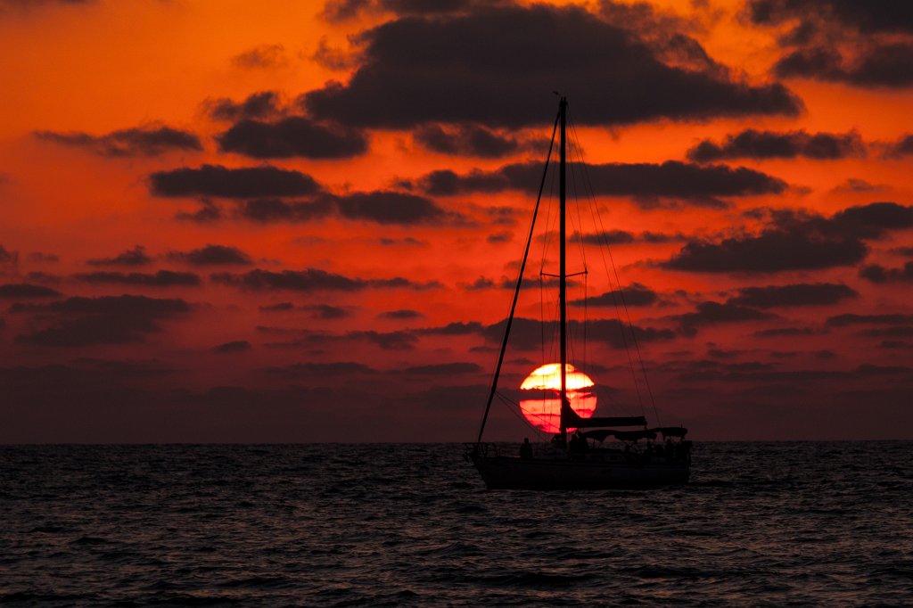 IMG_3182_c.jpg - Sailing into sunset