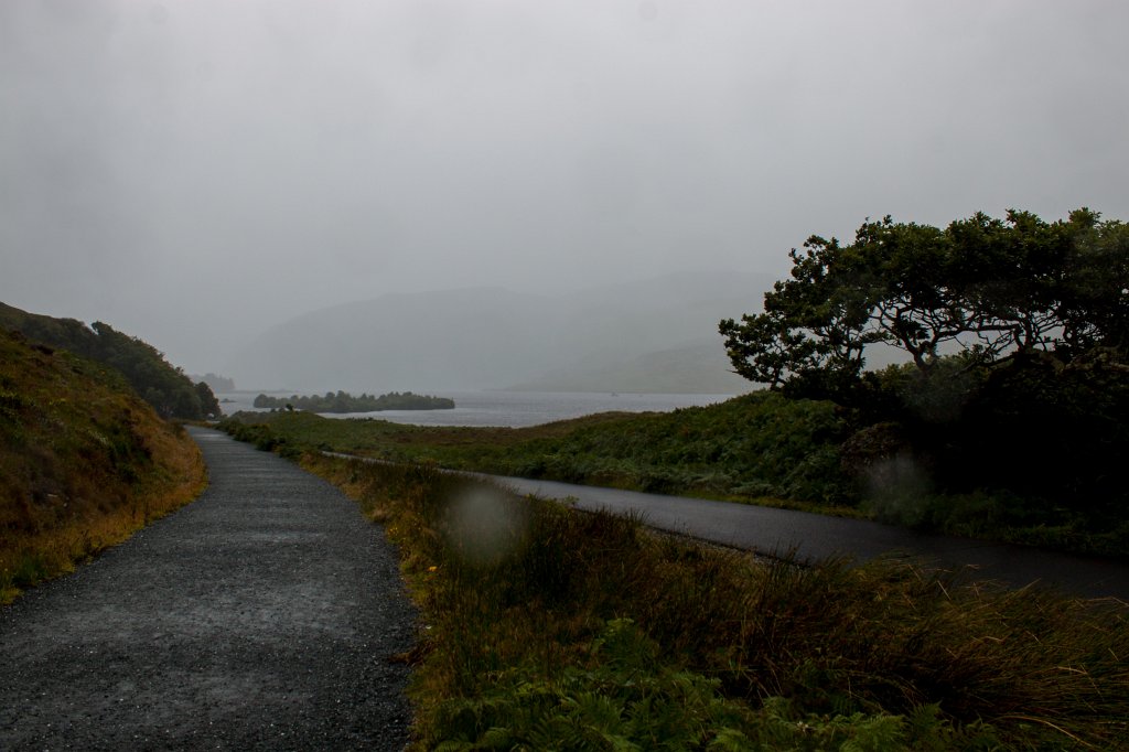 IMG_4541_c.jpg - The way to  Glenveagh Castle  along  Lough Beagh 