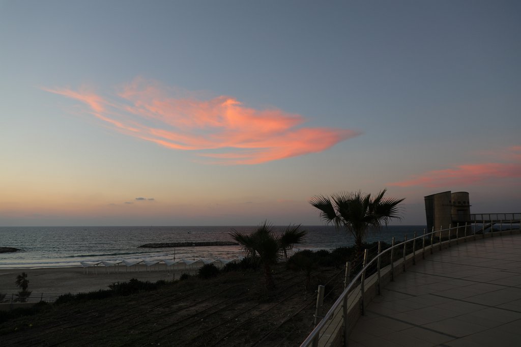 574A1268.JPG -  Herzliya  beach after sunset