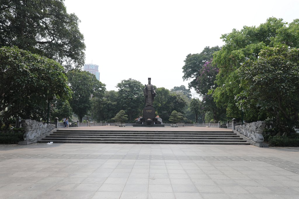574A5770.JPG - Statue of  Lý Thái Tổ .  He was the founder of the Later Lý Dynasty and of the city of Ha Noi. He moved the capital to Ha Noi in the year 1010.