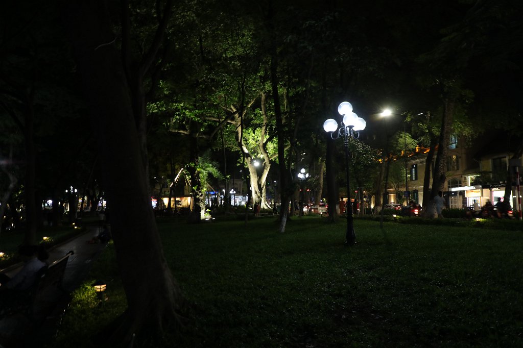 574A6019.JPG -  Hoàn Kiếm lake  park at night.