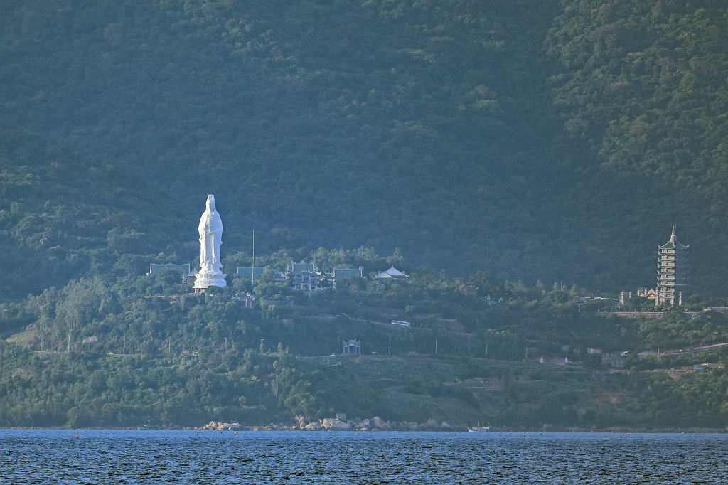 574A6981_c.jpg -  Son Tra  Peninsula Linh Ung Pagoda Bodhisattva Quan Âm statue. The statue is 67 meter tall.
