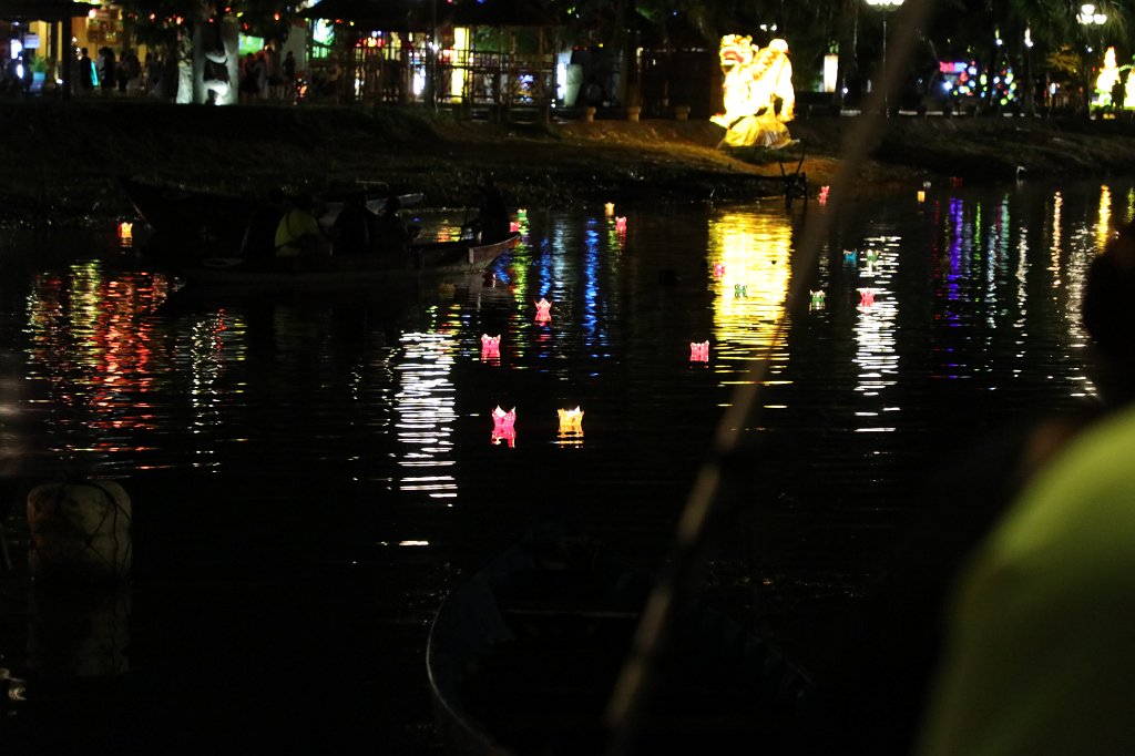 574A7536.JPG - Swimming lights of  Hội An 