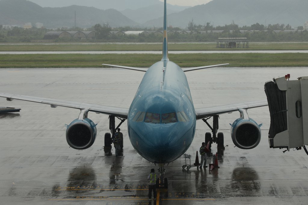 574A8072.JPG -  Danang airport  - raining