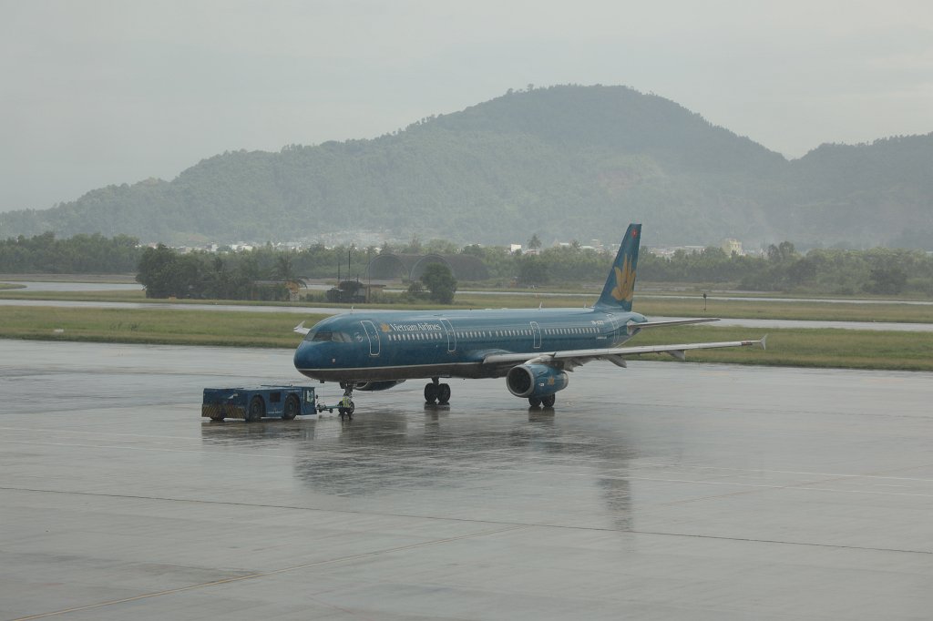 574A8075.JPG -  Danang airport  - raining