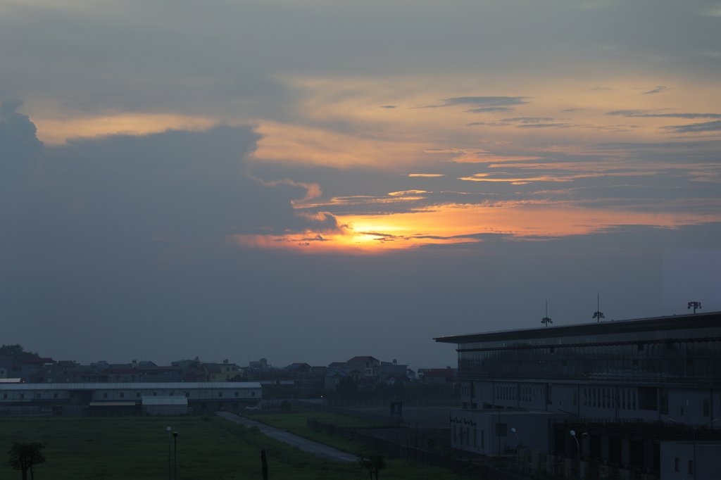 574A8095.JPG -  Hanoi  airport sunset