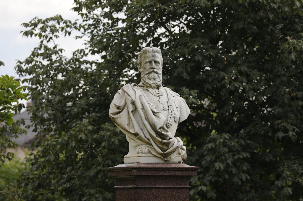 574A9199.JPG - Statue of  Frederick III  in the Kurpark of  Bad Homburg 
