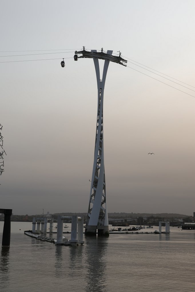 574A9998.JPG -   Emirates London air line cable car  crossing the  River Thames 