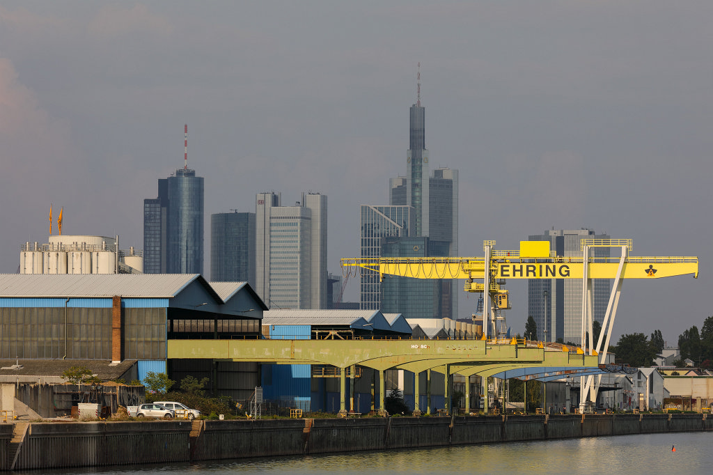 574A9435_c.jpg - Gutleut port and the  Frankfurt  skyline in the background