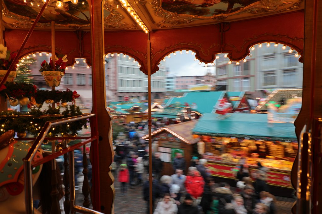 574B0741.JPG - Merry-go-round Frankfurt christmas market