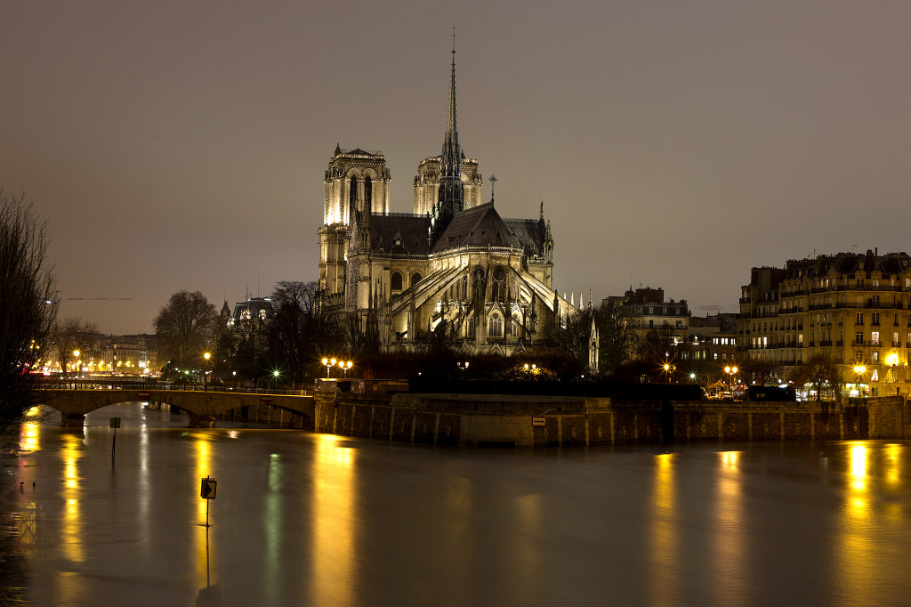 574B1084_c.jpg -  Île de la Cité  in the  Seine  with  Notre-Dame de Paris 