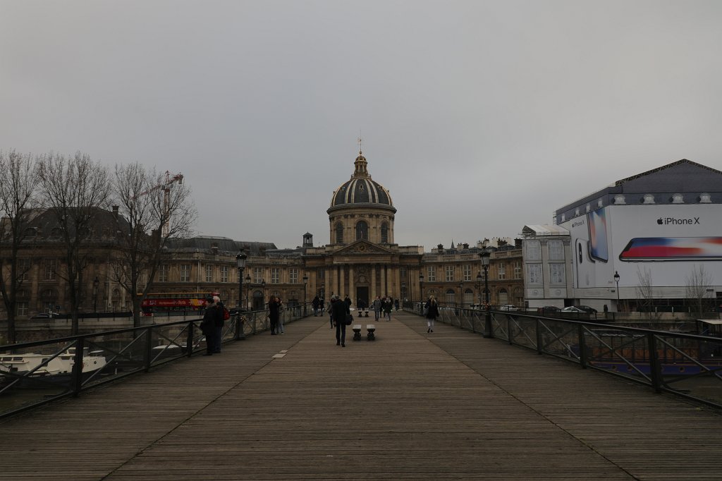 574B1319.JPG -  Pont des Arts  towards the  Institut de France 
