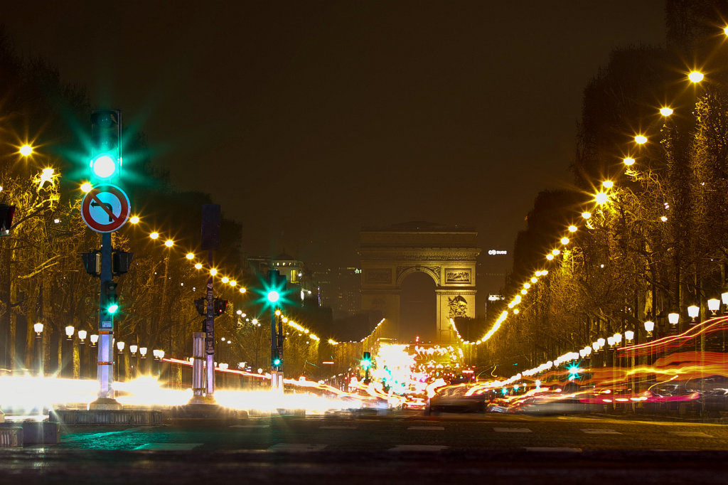 574B1596_c1.jpg -  Avenue des  Champs-Élysées  running to the  Arc de Triomphe 