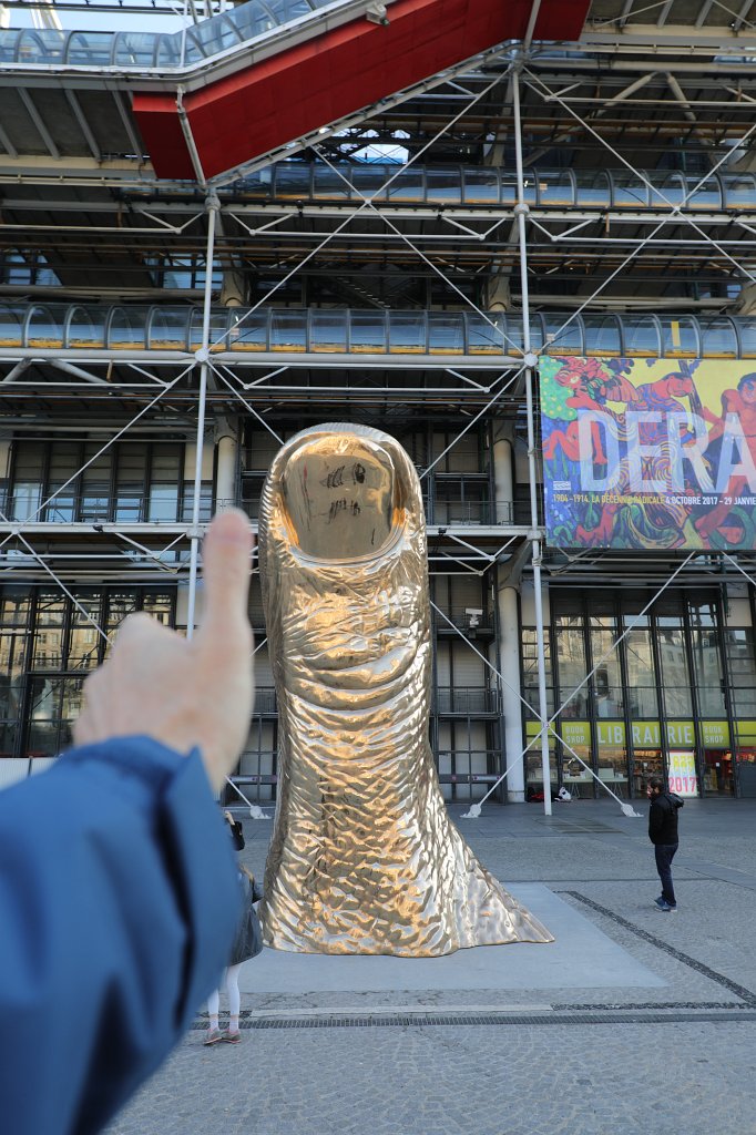 574B1994.JPG - A 6m high bronze thumb statue from César Baldaccini in front of the  Centre national d'art et de culture Georges-Pompidou 