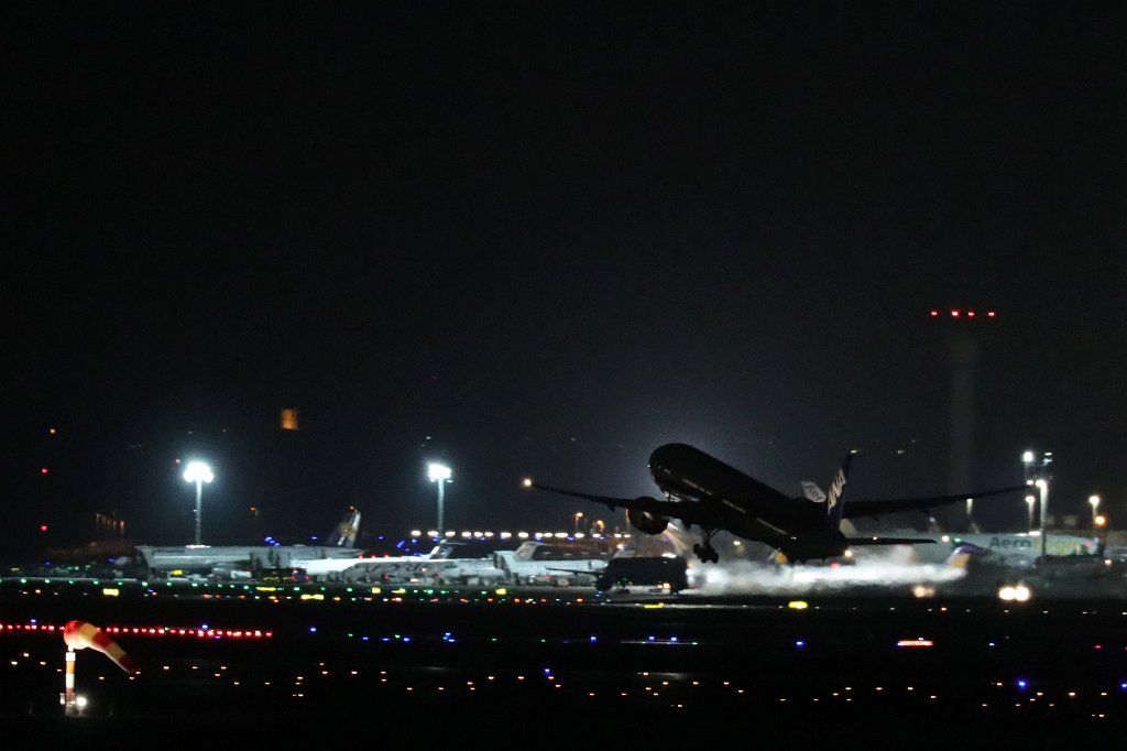 574B8551_c.jpg - Nightly take off at  Frankfurt Airport  and hopefully a safe trip home