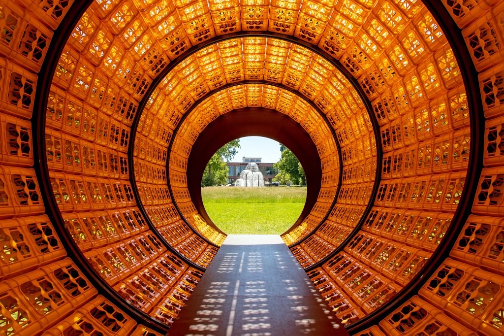 574B9895_c.jpg - Donnerstags ist alles gut (Everything is fine on Thursdays) - Wolfgang Winter und Berthold Hörbelt - Blickachsen 12 - Bad Homburg 2019.This piece of art is a 11m long tube made out of 900 yellow bottle crates. This is fun if you are inside with the sun light creating patterns and the view to the fountains on both sides.