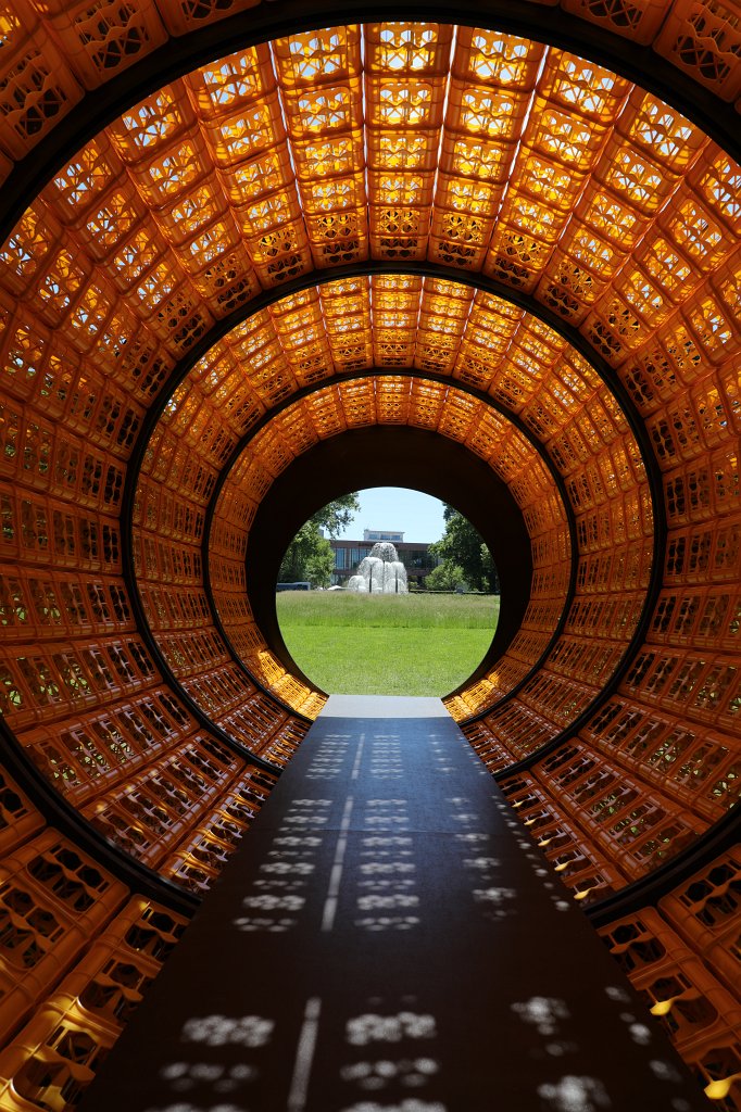 574B9898.JPG - Donnerstags ist alles gut - Wolfgang Winter und Berthold Hörbelt - Blickachsen 12 - Bad Homburg 2019.This piece of art is a 11m long tube made out of 900 yellow bottle crates. This is fun if you are inside with the sun light creating patterns and the view to the fountains on both sides.