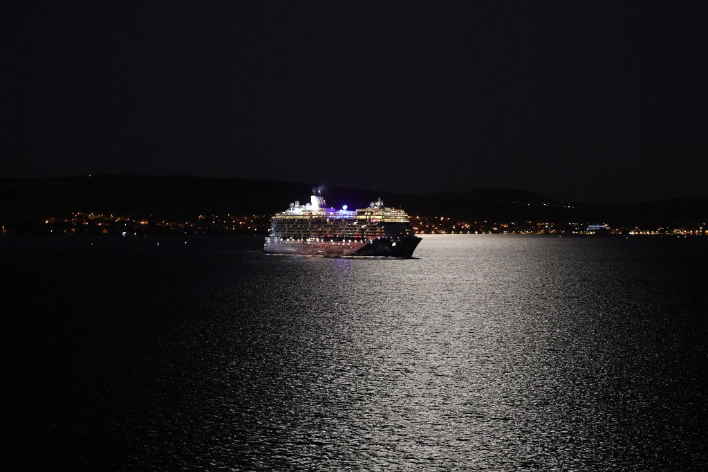 574B4276.JPG - Sailing away from  Zadar  in the moon light