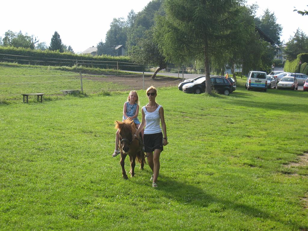 IMG_8054.JPG - Naomi beim Ponyreiten im Dorfhotel Schönleitn