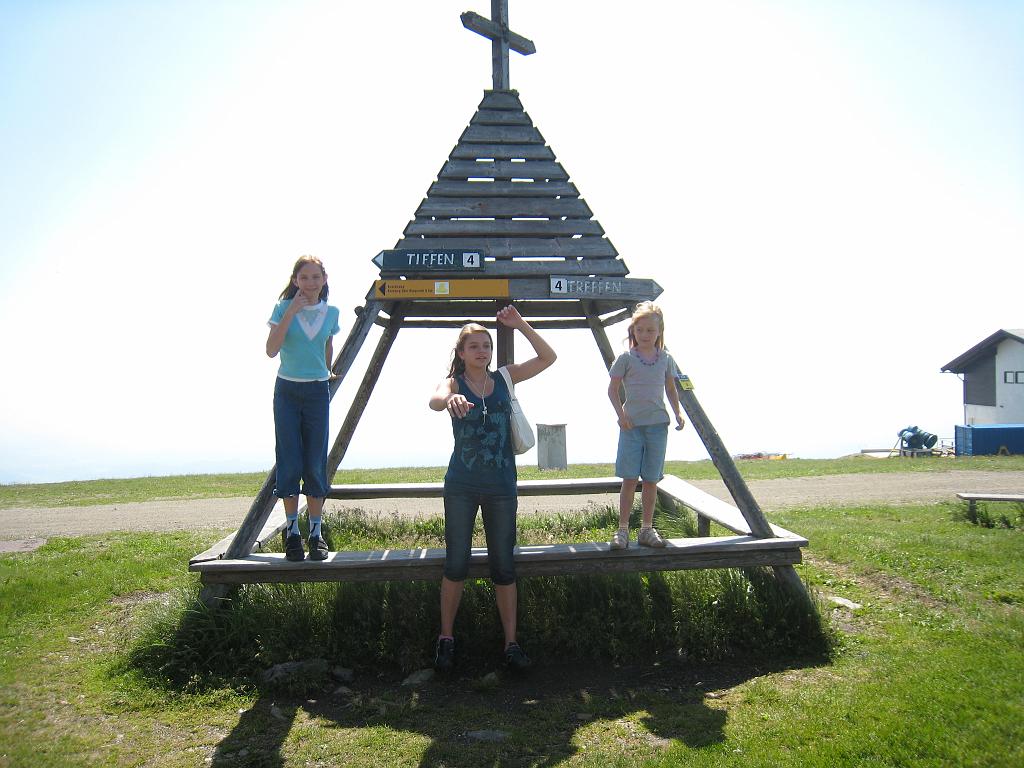 IMG_8417.JPG - Evelyn, Sarina und Naomi am Gipfelkreuz