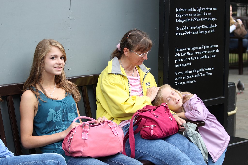 IMG_2102.JPG - Rest after visiting the Tower of London