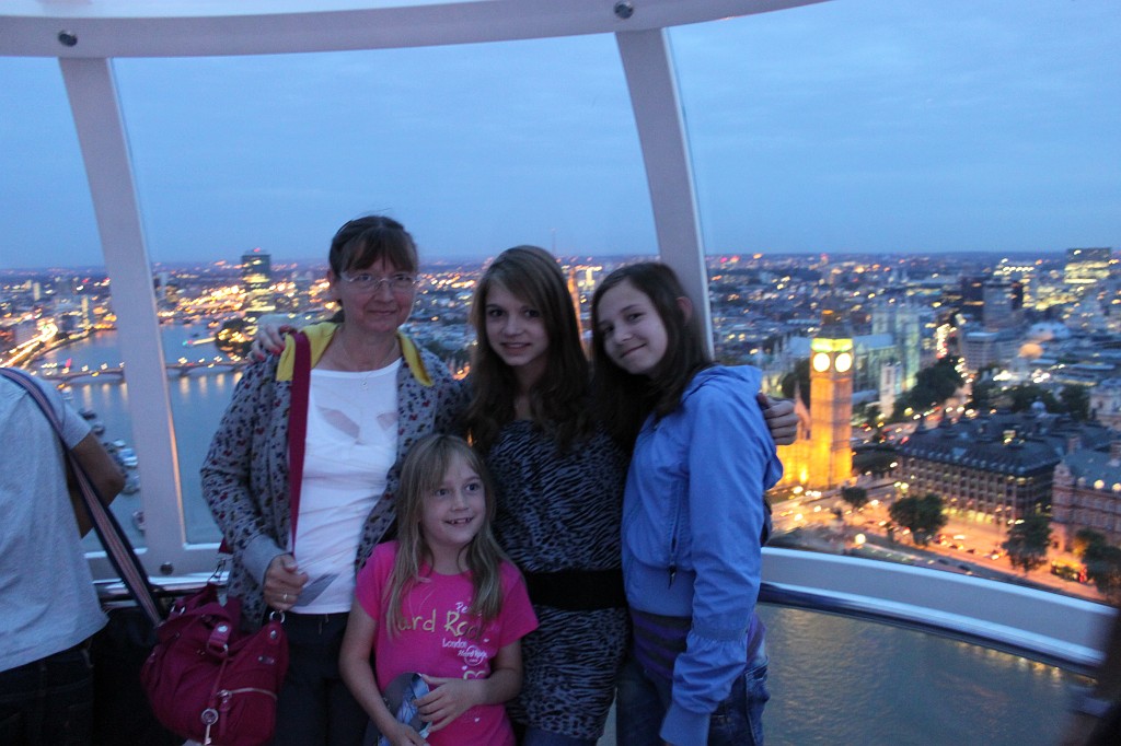 IMG_2416.JPG - Leonore, Sarina, Evelyn and Naomi in London  http://en.wikipedia.org/wiki/London 