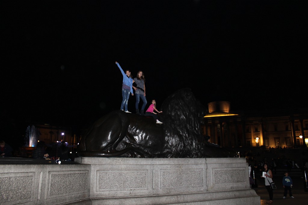 IMG_2460.JPG - Evelyn, Sarina and Naomi on Trafalgar Square Lion  http://en.wikipedia.org/wiki/Trafalgar_Square 