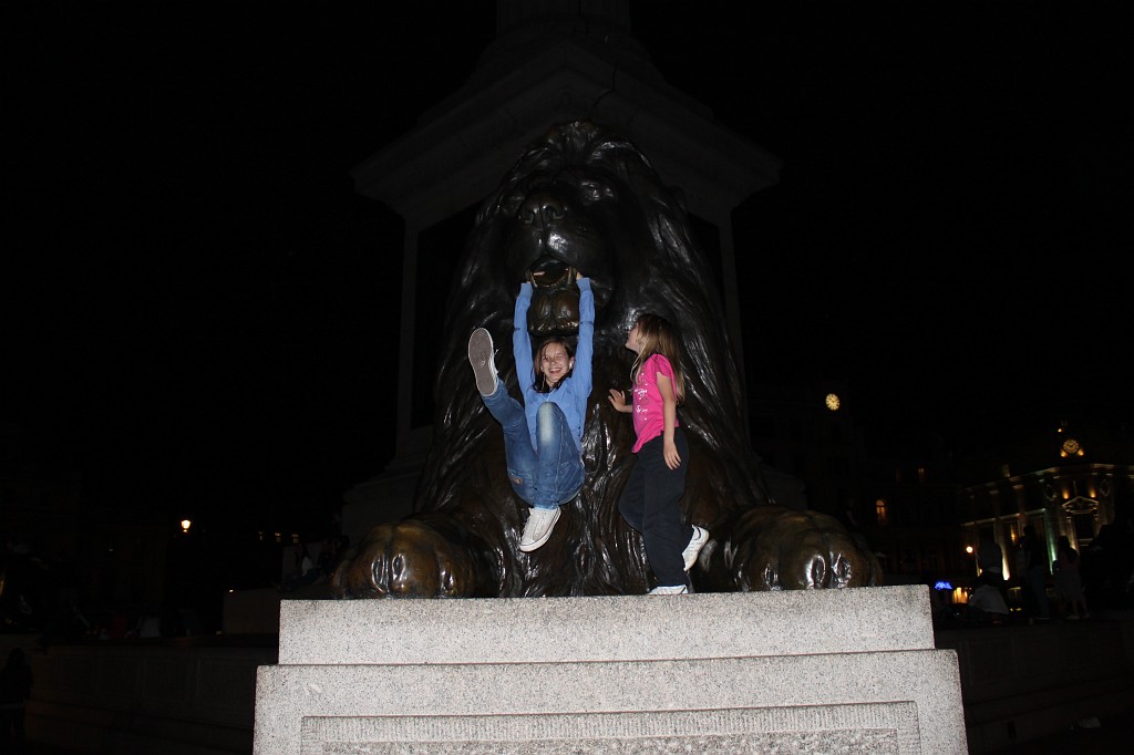 IMG_2467.JPG - Evelyn & Naomi on Trafalgar Square Lion  http://en.wikipedia.org/wiki/Trafalgar_Square 