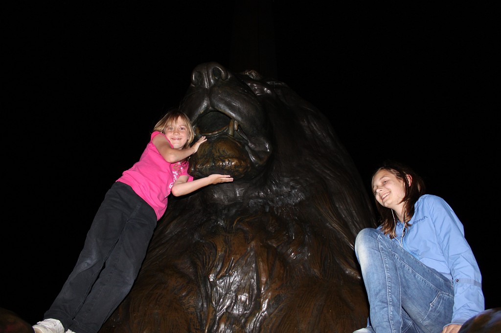 IMG_2470.JPG - Evelyn & Naomi on Trafalgar Square Lion  http://en.wikipedia.org/wiki/Trafalgar_Square 