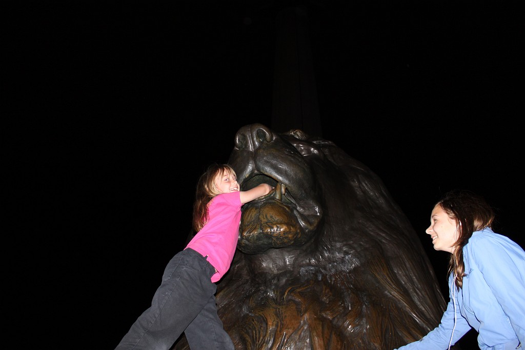 IMG_2471.JPG - Naomi & Evelyn on Trafalgar Square Lion  http://en.wikipedia.org/wiki/Trafalgar_Square 