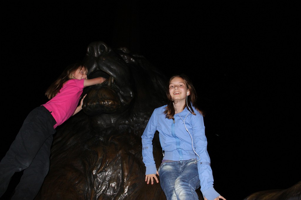 IMG_2472.JPG - Naomi & Evelyn on Trafalgar Square Lion  http://en.wikipedia.org/wiki/Trafalgar_Square 