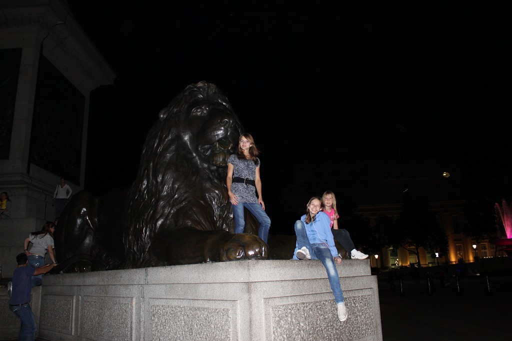 IMG_2484.JPG - Sarina, Evelyn & Naomi on Trafalgar Square Lion  http://en.wikipedia.org/wiki/Trafalgar_Square 