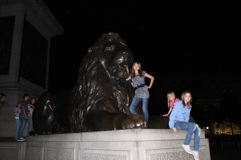 IMG_2485.JPG - Sarina, Naomi & Evelyn on Trafalgar Square Lion  http://en.wikipedia.org/wiki/Trafalgar_Square 