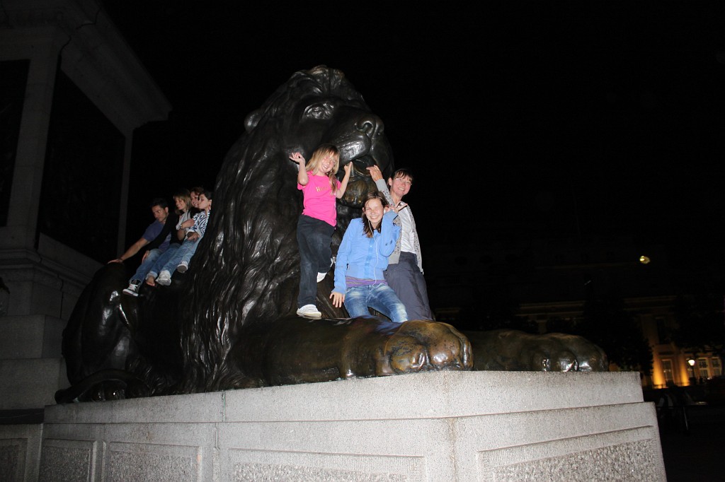 IMG_2488.JPG - Naomi, Evelyn & Leonore on Trafalgar Square Lion  http://en.wikipedia.org/wiki/Trafalgar_Square 
